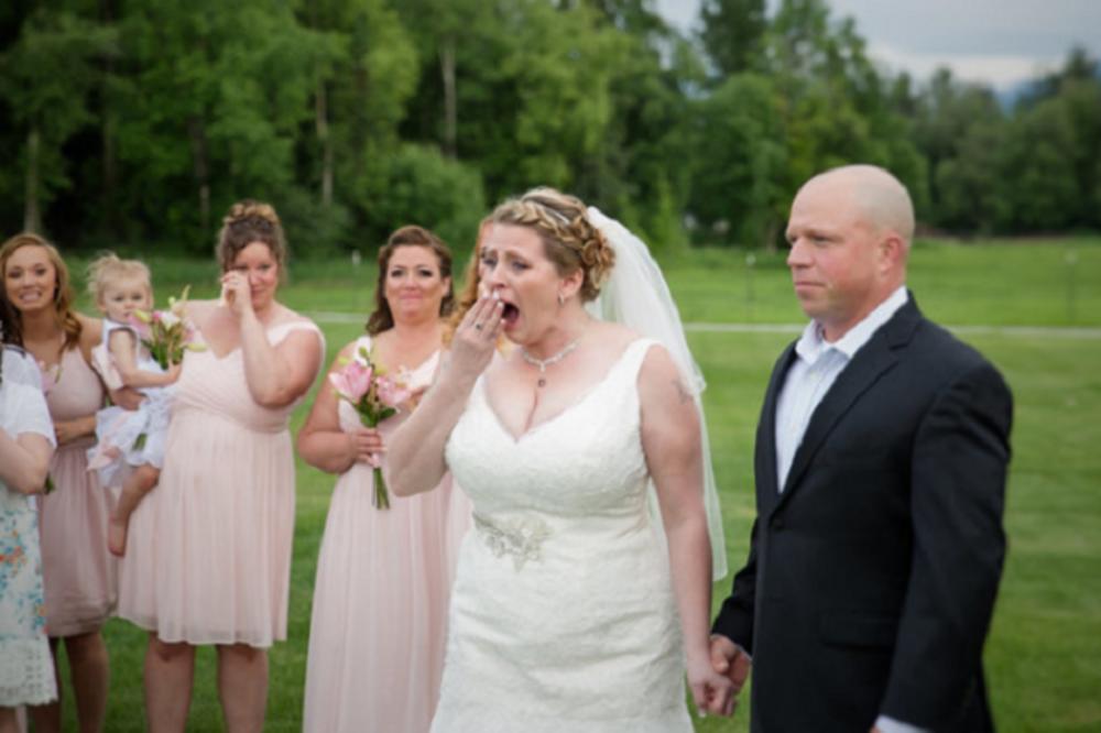 Ostavila je praznu stolicu za pokojnog sina, a onda joj je na venčanje došao gost zbog koga su svi zaplakali!