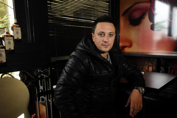 JEDVA KRPI KRAJ S KRAJEM, PRODAO AUTO DA BI VRATIO DUGOVE: Ljudi iz Ateljea su mu kupili tanjire i čaše... Tužna sudbina Andrije Miloševića