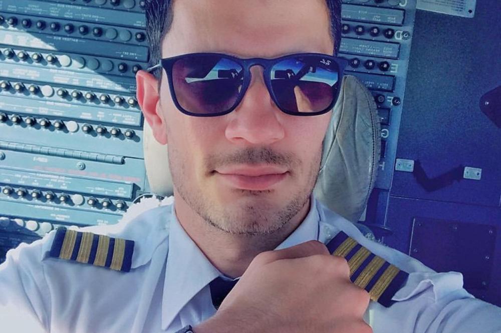 ŽENE OBRATITE PAŽNJU: Ovaj pilot se druži samo sa zvezdama a od njegovih selfija neće vam biti dobro (FOTO)