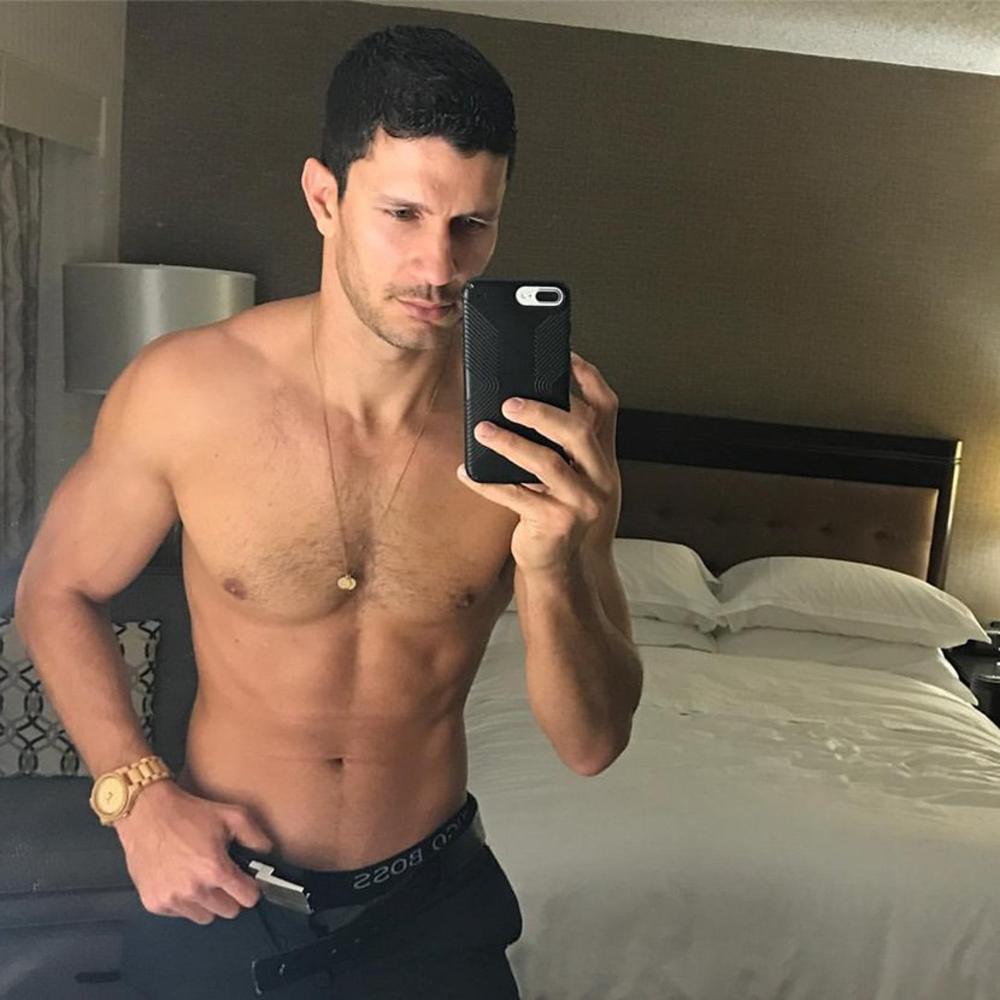 On svakodnevno objavljuje seksi fotografije 