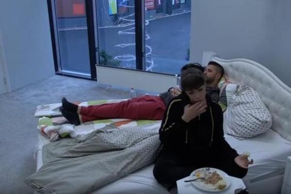 HOĆEŠ DA TE ŠUTNEM SADA U GLAVU? Nova svađa u krevetu, POLUDEO je od nje! (VIDEO)