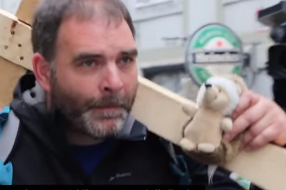 SAŠA JE nosio krst 200 KILOMETARA zbog teško bolesnih mališana! SRAMOTA JE KOLIKO LJUDI GA JE SAČEKALO KADA SE VRATIO ĆOPAJUĆI! (VIDEO)