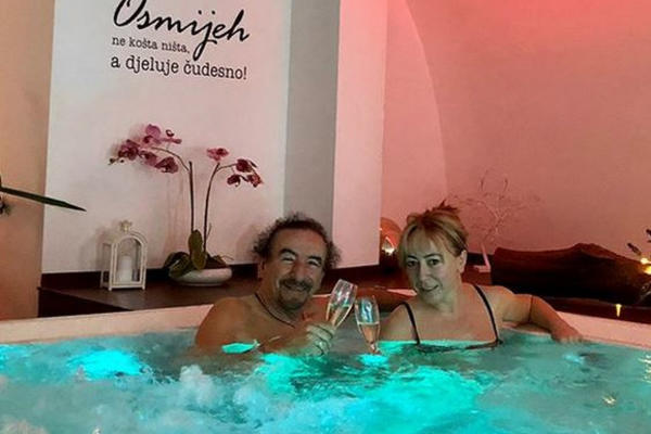 ZAVEO JE KAD JE IMAO 52, A ONA TEK 18! Danas pucaju od ponosa zbog ĆERKE, osvanula PORODIČNA FOTKA