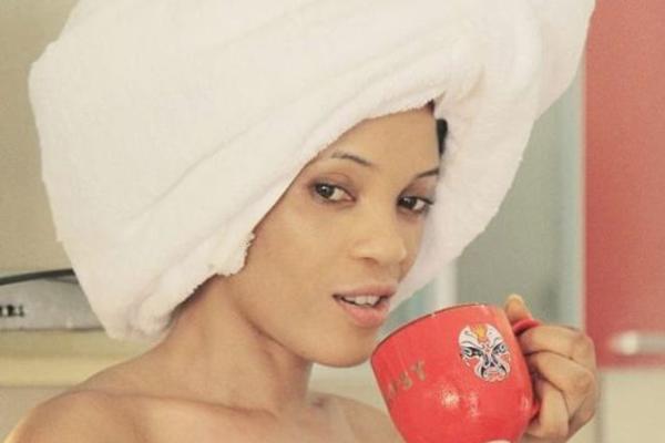 BOLJE DA NE ZNATE KAKO IZGLEDA KAD SKINE PEŠKIR! Njena frizura vredi 40 miliona i ima čak i obezbeđenje! (FOTO)