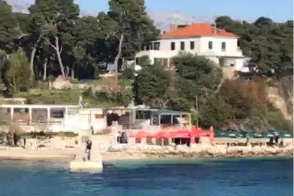 UGOSTITELJ PRETI DA ĆE SE RAZNETI NA SRED PLAŽE: Policija na licu mesta, pregovori u toku