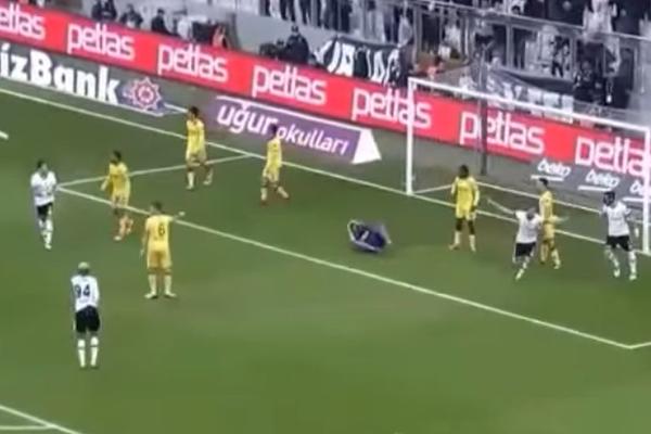 SRBIN UČESTVOVAO U DEMOLIRANJU! Najneobičniji gol Duška Tošića u karijeri! (VIDEO)