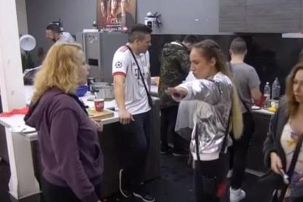 HAOS ZBOG KIJE KOCKAR: Napala Lunu, ona PUKLA pa SKOČILA! Opšte ludilo za USKRS, DA LI SU NORMALNI?! (VIDEO)