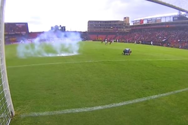 STRAVIČNO! Navijači bacali bombe na teren, golman pao kao pokošen! (VIDEO)