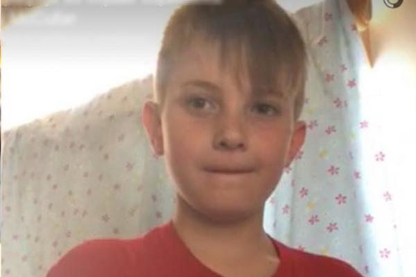 PROPALA U ZEMLJU OD BLAMA: Majka osnovca morala da se JAVNO IZVINI zbog majice u kojoj je došao u školu! (FOTO) (VIDEO)