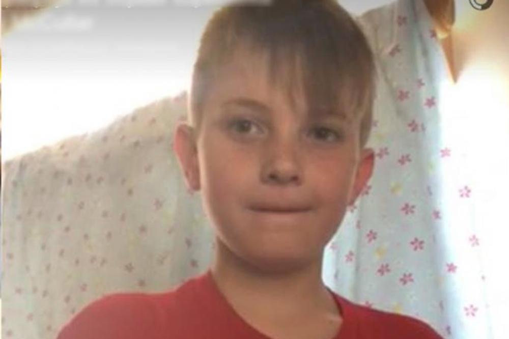 PROPALA U ZEMLJU OD BLAMA: Majka osnovca morala da se JAVNO IZVINI zbog majice u kojoj je došao u školu! (FOTO) (VIDEO)