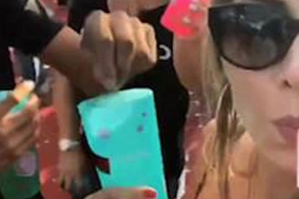 SNIMALA SE NA KONCERTU, a kad je pogledala snimak, PRIMETILA JE NEŠTO JEZIVO! (VIDEO)