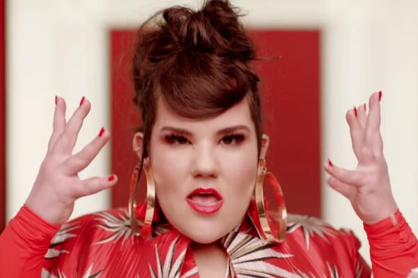 ONA KOKODAČE, I POBEDIĆE NA EVROVIZIJI! Ova pesma je favorit kladionica, a šokiraće vas njen prevod! (VIDEO)