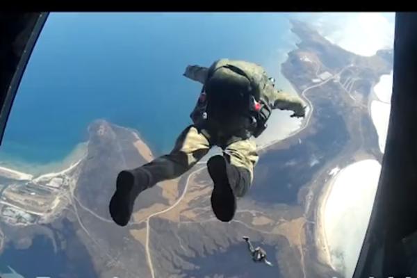 OVAKO TRENIRAJU RUSKI PADOBRANCI: Snimci sa obuke izviđača NA DALEKOM ISTOKU! (VIDEO)