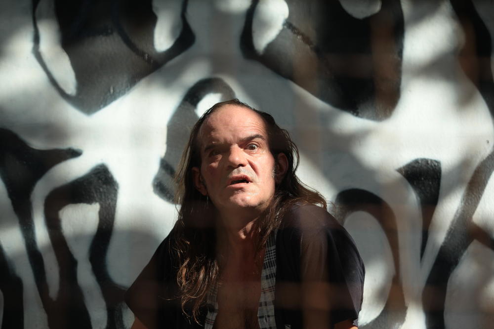 Izložba Džonija Rackovića OTKAZANA zbog optužbi za seksualno uznemiravanje!