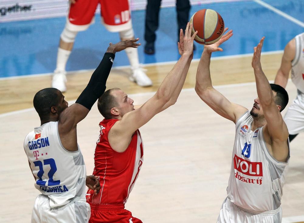 Dejan Davidovac u meču protiv Budućnosti