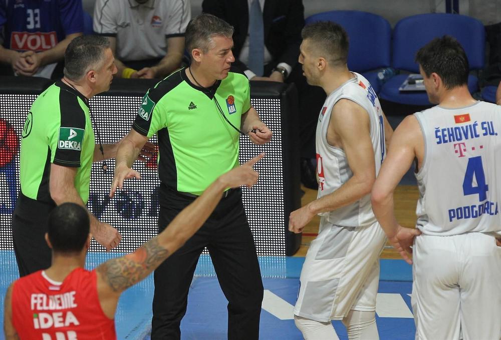 Nemanja Gordić u razgovoru sa sudijama