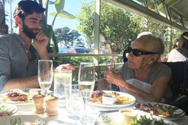 PRIČA O NEOBIČNOM PRIJATELJSTVU RASPLAKALA JE SVET: Mladić i starica (89) godinama su se družili, dok se nije dogodilo nešto pretužno...