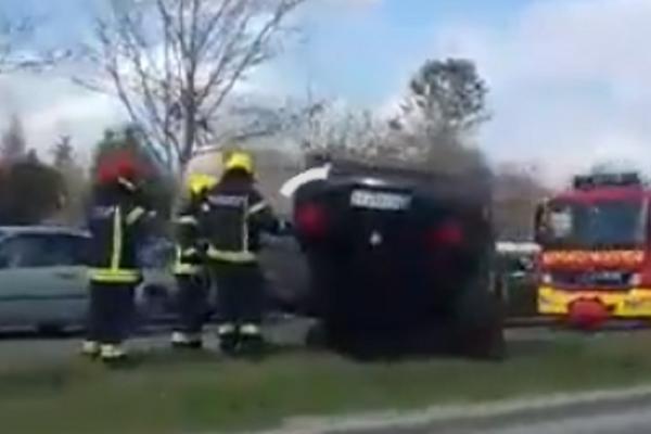 ZA SAMO POLA SATA DVE NESREĆE U NOVOM SADU: Dva mladića se prevrnula u bubi, žena teško povređena