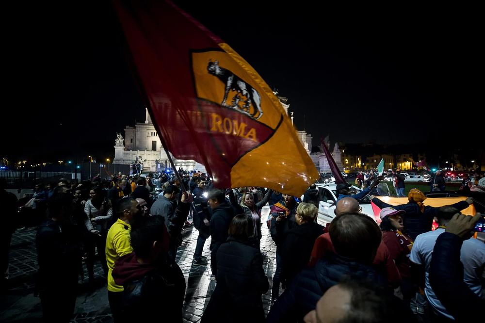 OPŠTE LUDILO U RIMU! Predsednik skakao u fontanu, Kolarov i Džeko slavili sa Totijem! (VIDEO)
