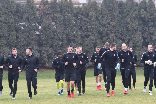 TREBALO JE DA BUDE TOP POJAČANJE! Dok igrači Partizana treniraju za Derbi, on igra tenis! (FOTO)