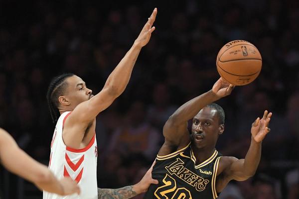 NBA ISPISALA JOŠ JEDAN ROMAN! Deset godina trulio u razvojnoj ligi, a sada je razbio na debiju za Lejkerse! (VIDEO)