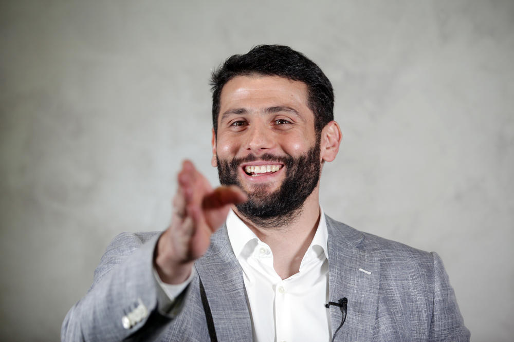 NAJNOVIJA ISPALA ALEKSANDRA ŠAPIĆA OBARA S NOGU! Posle Nambije, stiže nov biser, njemu SRPSKI JEZIK i ne ide baš najbolje