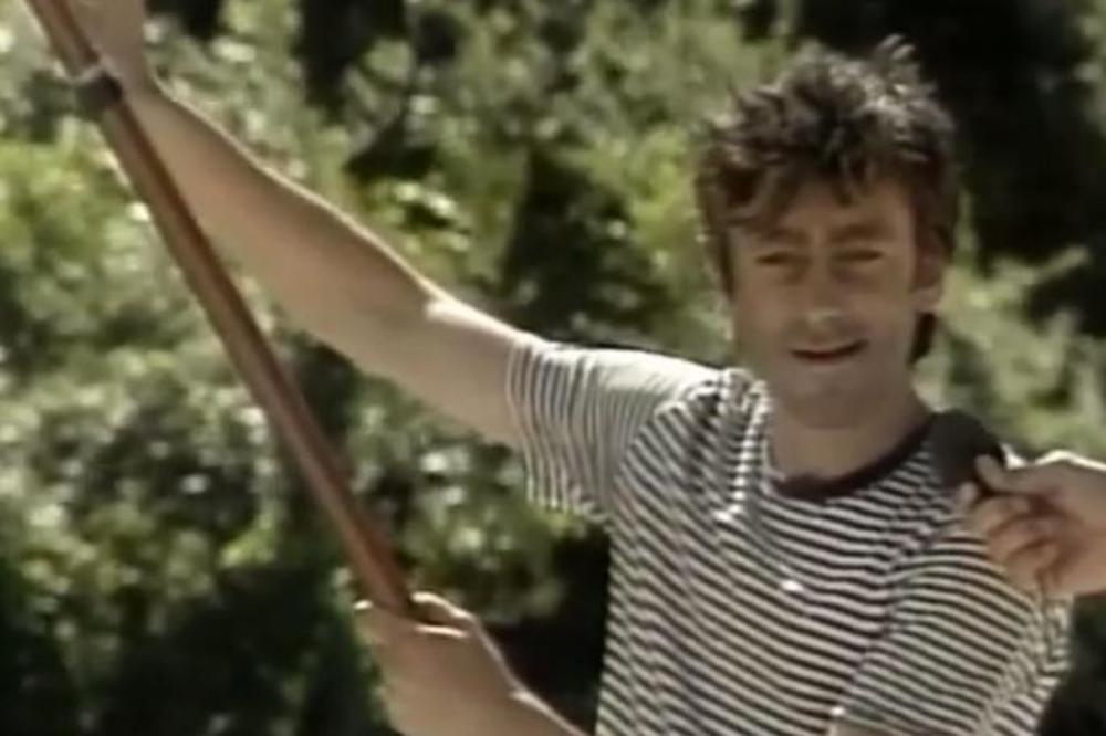 DA LI GA PREPOZNAJETE? Naš čuveni glumac u urnebesnom SNIMKU iz zlatnog doba Top liste nadrealista! (VIDEO)