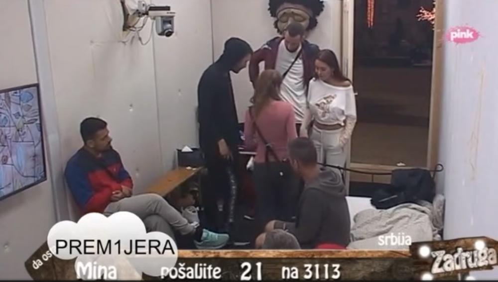 Miki je ubeđivao Anu da joj pokaže gde nema kamera  