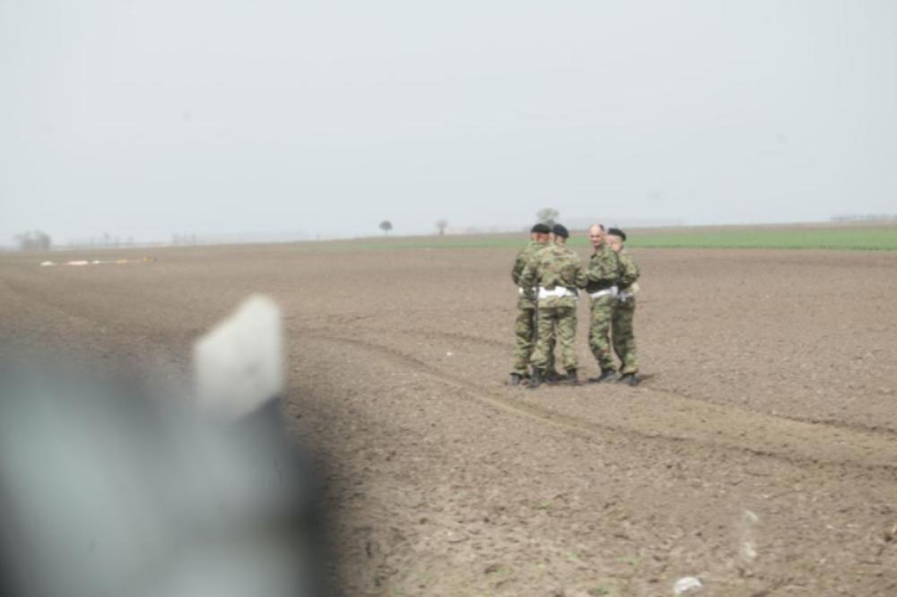 PRVE FOTOGRAFIJE SA MESTA PADA AVIONA U KOVAČICI: Potresne slike, kaciga i sedište na njivi! (FOTO)