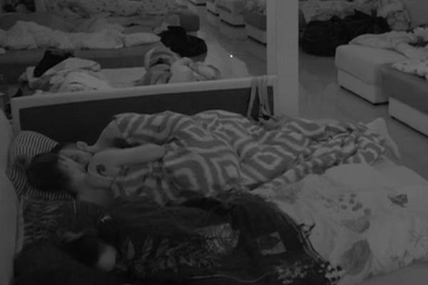 ZAR I NJU?! Andrijana i Đekson nisu mogli da obuzdaju STRASTI, pa se dohvatili dok su svi ostali spavali (VIDEO)