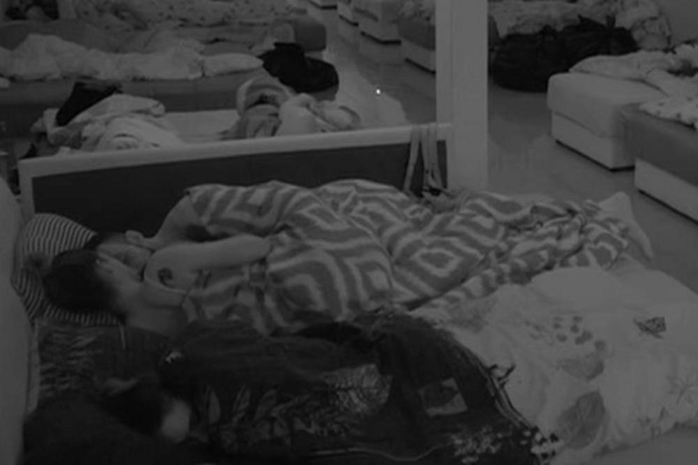 ZAR I NJU?! Andrijana i Đekson nisu mogli da obuzdaju STRASTI, pa se dohvatili dok su svi ostali spavali (VIDEO)