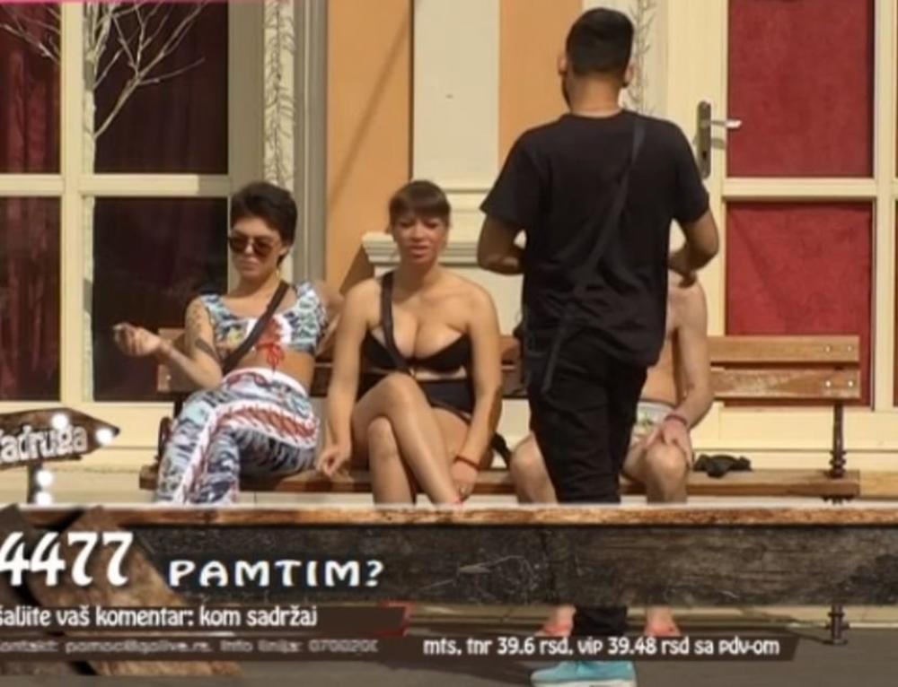 Bikini joj jedva držao grudi 