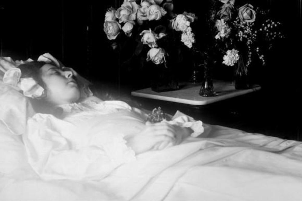 PREMINULI HOĆE DA PRIČAJU S NAMA: Ovo su ZNACI da vam se voljeni pokojnici javljaju!