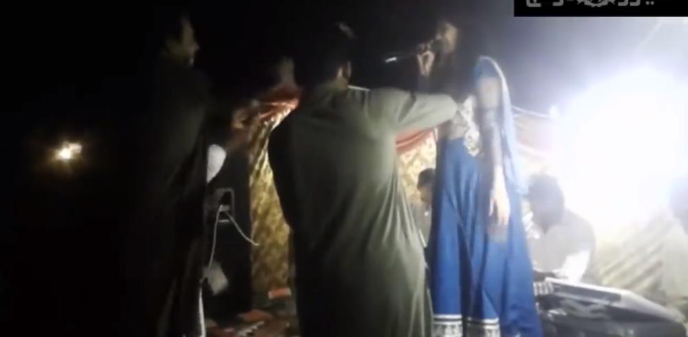 Upucao ju je čovek iz publike  