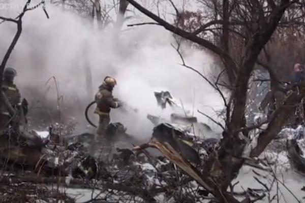SRUŠIO SE RUSKI VOJNI AVION: Piloti se katapultirali (VIDEO)