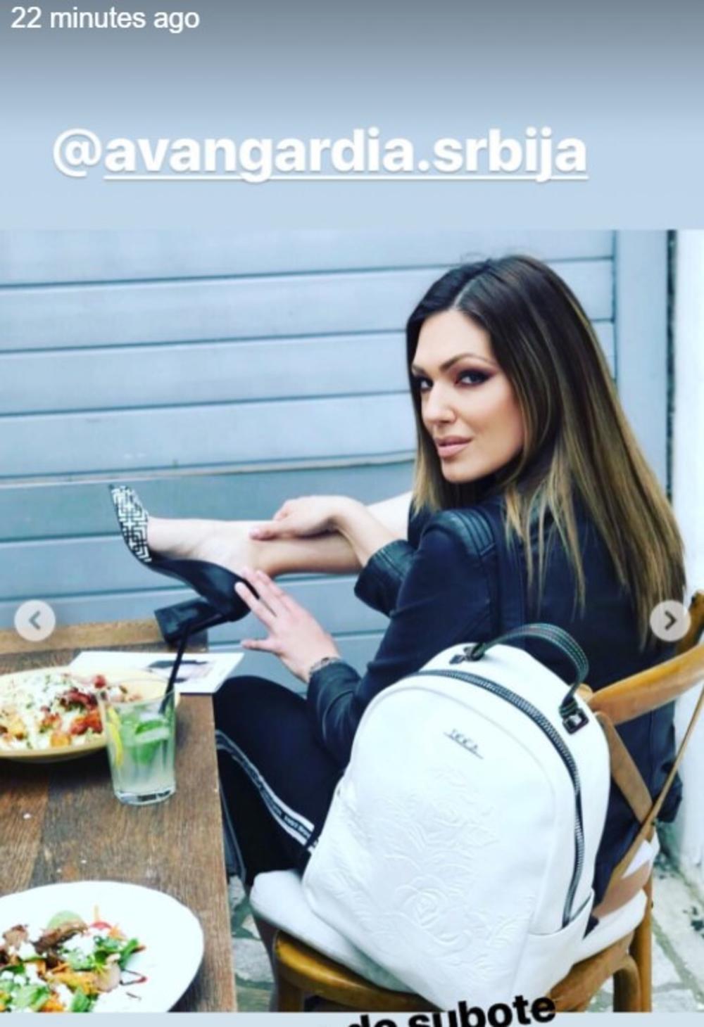 Digla je nogu na sto u sred restorana  