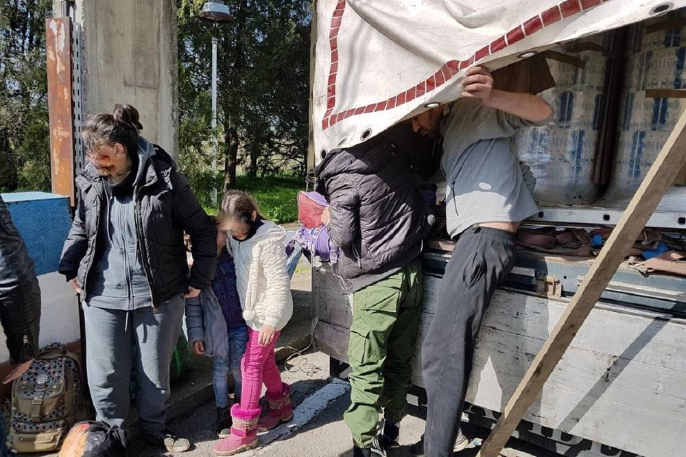 POTRESNE FOTKE: Dve migrantske porodice s decom u tovaru ambalaže