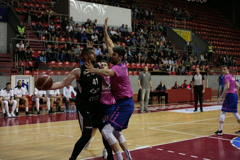 KAKAV GOST, STRAŠAN GOST: Nikola Jokić stigao u Beograd i odmah otišao na utakmicu svog bivšeg kluba! (FOTO)