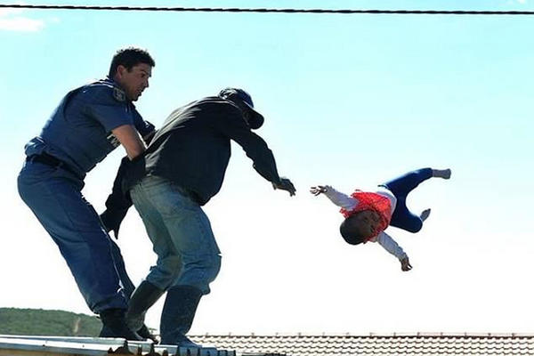 STRAVA I UŽAS: Pokušali da isele porodicu, OTAC U OČAJU BACIO ĆERKICU (1) sa krova! (FOTO)