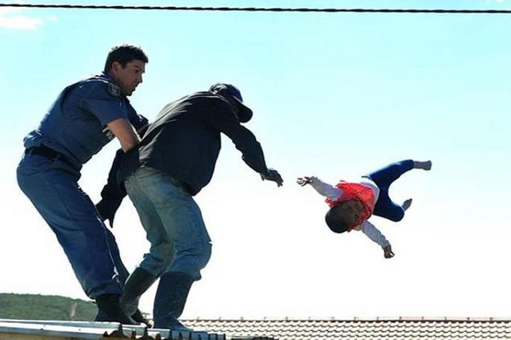 STRAVA I UŽAS: Pokušali da isele porodicu, OTAC U OČAJU BACIO ĆERKICU (1) sa krova! (FOTO)