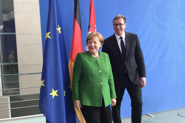 SRELI SE VUČIĆ I MERKELOVA U PARIZU: Želim da vam pomognem!