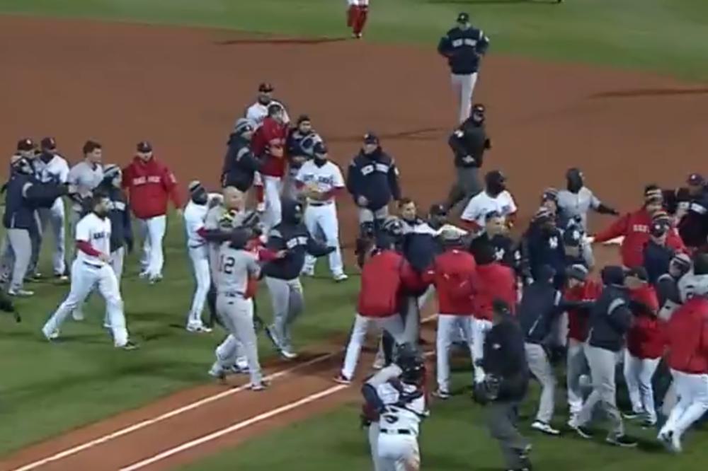 PA ZAR I NA BEJZBOLU? Susret dva velika rivala prekinula je ogromna tuča nasred terena! (FOTO)