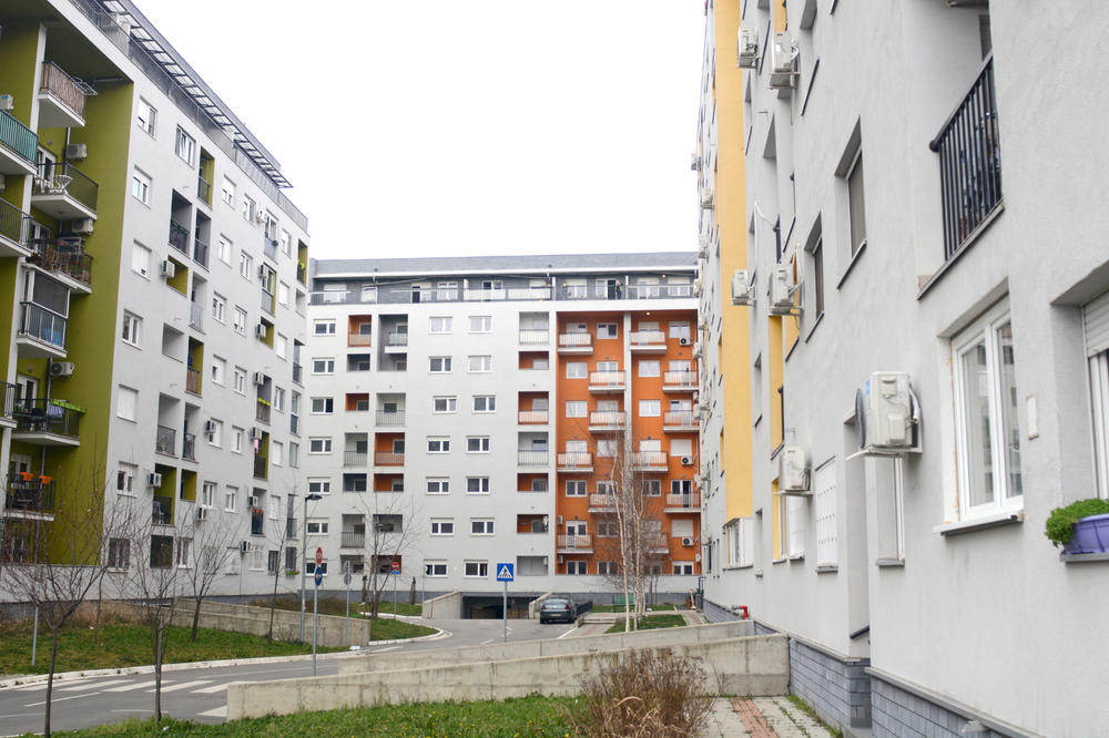 OTVARA LI SE TO HOSTEL U SMRDLJIVIM OTROVNIM ZGRADAMA IZ KOJIH SU ISELILI LJUDE? Stanari hoće da znaju odgovore, a njih NEMA! (FOTO)