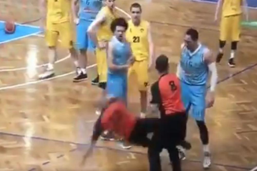 FRKA NA PARKETU! Sudija ušao u klinč sa Srbinom, bacio se na zemlju - MEČ PREKINUT! (VIDEO)