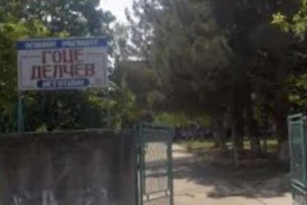 BRUTALNA TUČA UČENICA U ŠKOLSKOM DVORIŠTU U NEGOTINU: Dok njih dve prebijaju devojčicu, ostali đaci samo gledaju! (VIDEO)