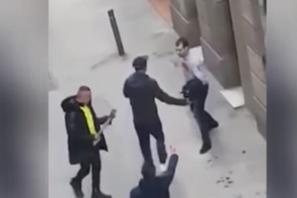 BRUTALNA TUČA U OPASNOJ ČETVRTI BARSELONE: Potukli se MAČETAMA usred bela dana, makljaža je stravična! (VIDEO)
