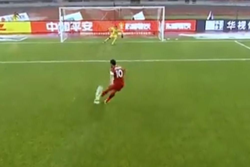 JADNA LOPTA! Brazilac je sa bele tačke poslao DINAMIT, svi su mislili da je POCEPAO mrežu! (VIDEO)