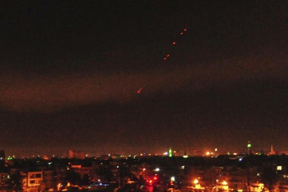 BOG TE BLAGOSLOVIO, UDRI ĐUBRAD! Ovako su Sirijci OBARALI američke rakete i SLAVILI (VIDEO)