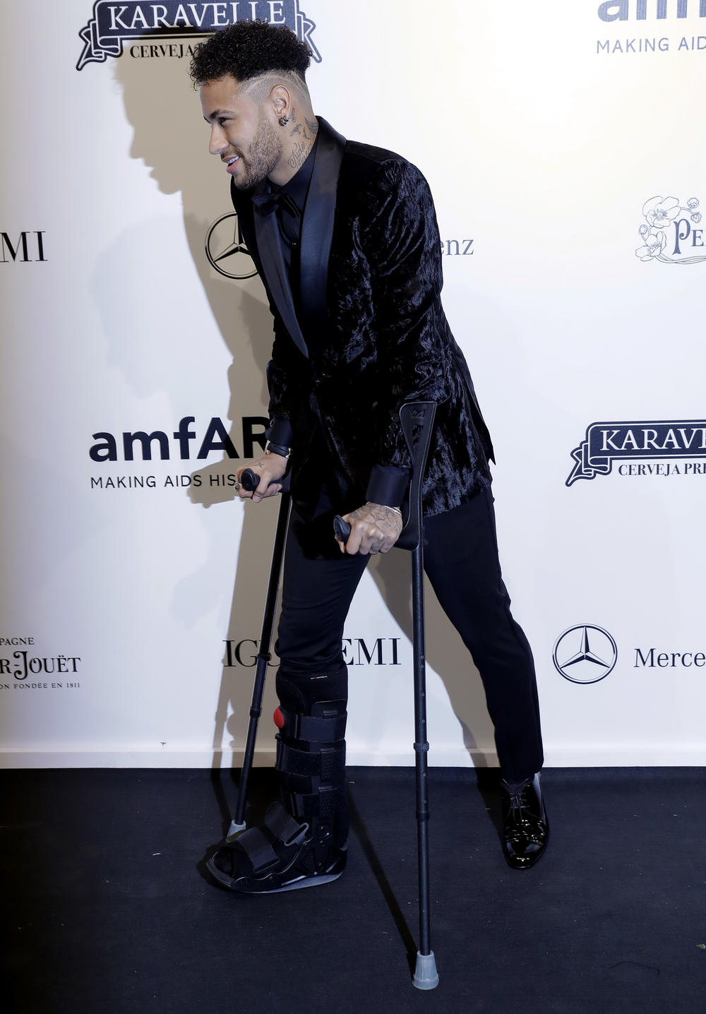 Nejmar i dalje hoda uz pomoć štaka