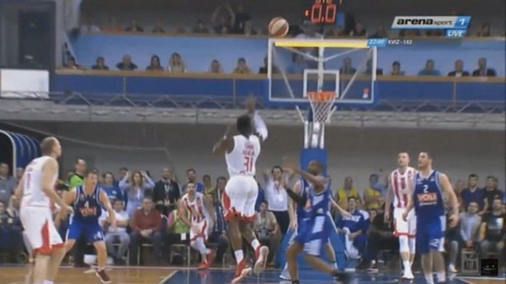 Dilan Enis upućuje šut na koš pre isteka vremena za napad